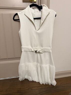 Sleeveless White Pleated-Hem Dress with Belt Carbon38